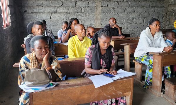 Participants prenant des notes pendant une séance de SAPI en RDC